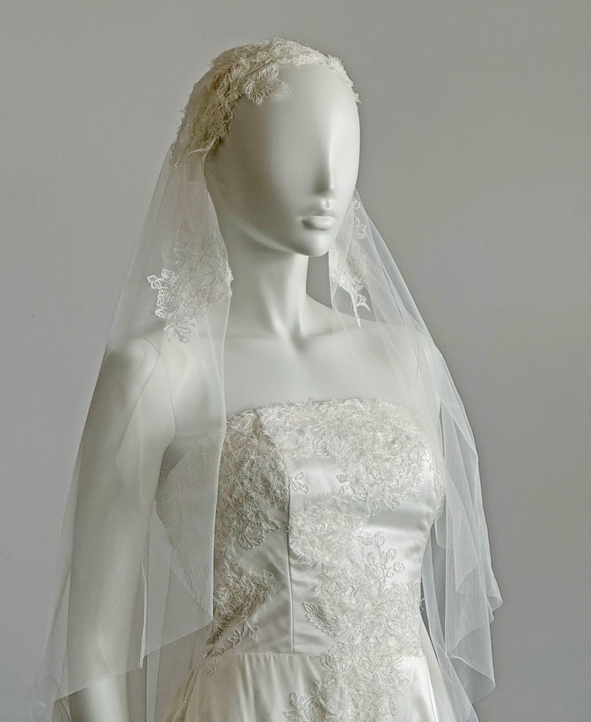Keiko eyelash lace trimmed Juliette veil