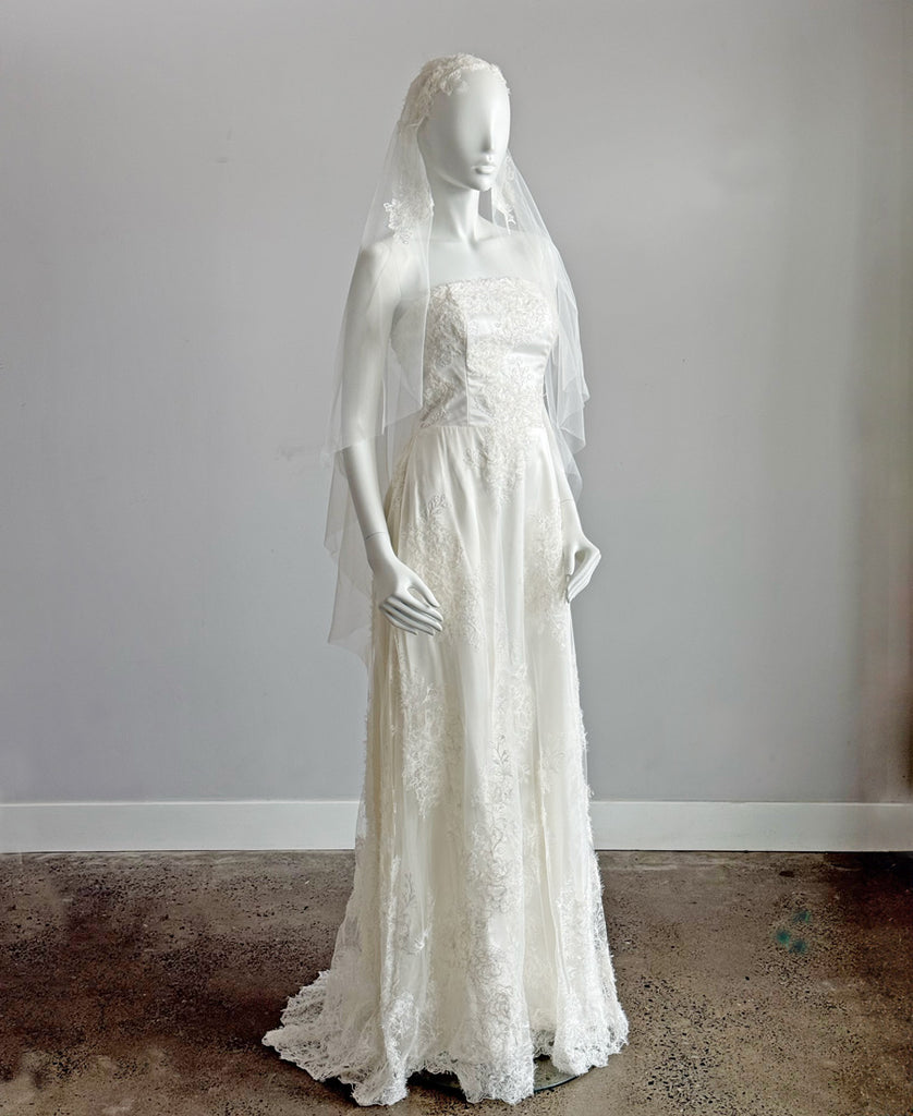 Keiko eyelash lace trimmed Juliette veil